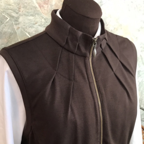 Chicos weekends 🌹 size 2 pleated deep rich chocolate brown vest With pockets - Picture 3 of 9